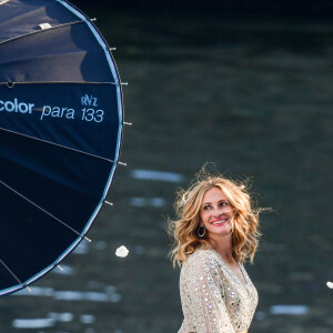 L'actrice américaine Julia Roberts sur le tournage d'une publicité pour Lancôme sur la péniche Cachemire sur la Seine à Paris, France, le 17 septembre 2021. 