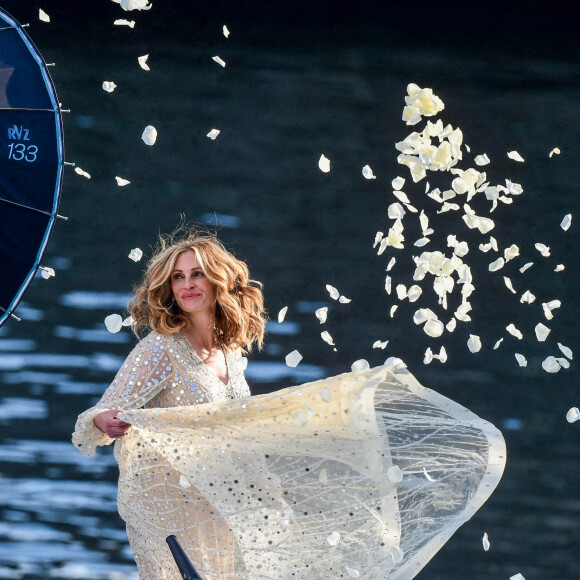 L'actrice américaine Julia Roberts sur le tournage d'une publicité pour Lancôme sur la péniche Cachemire sur la Seine à Paris, France, le 17 septembre 2021. 