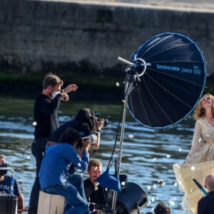 L'actrice américaine Julia Roberts sur le tournage d'une publicité pour Lancôme sur la péniche Cachemire sur la Seine à Paris, France, le 17 septembre 2021. 