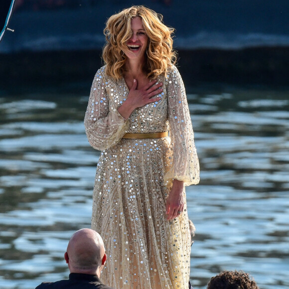 L'actrice américaine Julia Roberts sur le tournage d'une publicité pour Lancôme sur la péniche Cachemire sur la Seine à Paris, France, le 17 septembre 2021. 