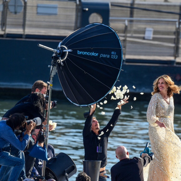 L'actrice américaine Julia Roberts sur le tournage d'une publicité pour Lancôme sur la péniche Cachemire sur la Seine à Paris, France, le 17 septembre 2021. 
