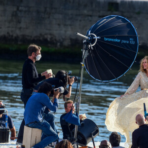 L'actrice américaine Julia Roberts sur le tournage d'une publicité pour Lancôme sur la péniche Cachemire sur la Seine à Paris, France, le 17 septembre 2021. 