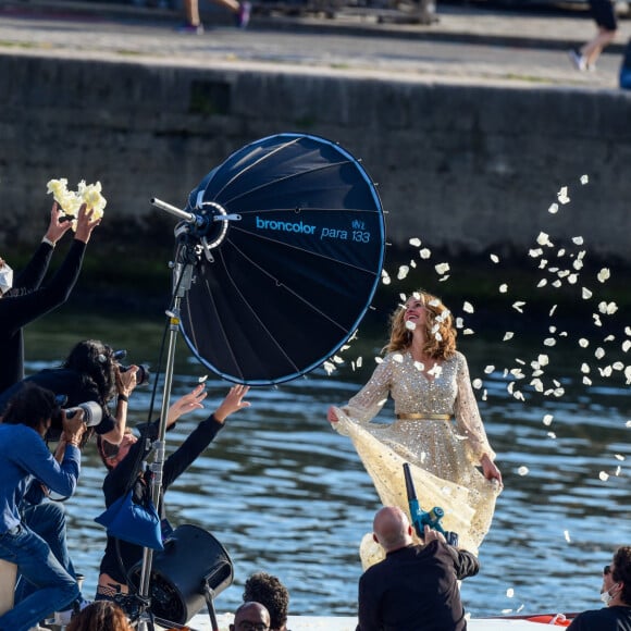 L'actrice américaine Julia Roberts sur le tournage d'une publicité pour Lancôme sur la péniche Cachemire sur la Seine à Paris, France, le 17 septembre 2021. 