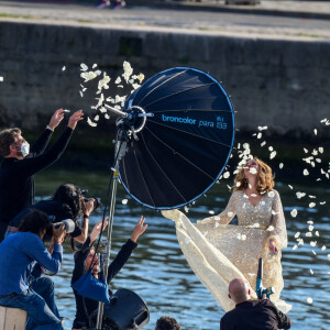 Semi-exclusif - L'actrice américaine Julia Roberts sur le tournage d'une publicité pour Lancôme sur la péniche Cachemire sur la Seine à Paris, France, le 17 septembre 2021. 