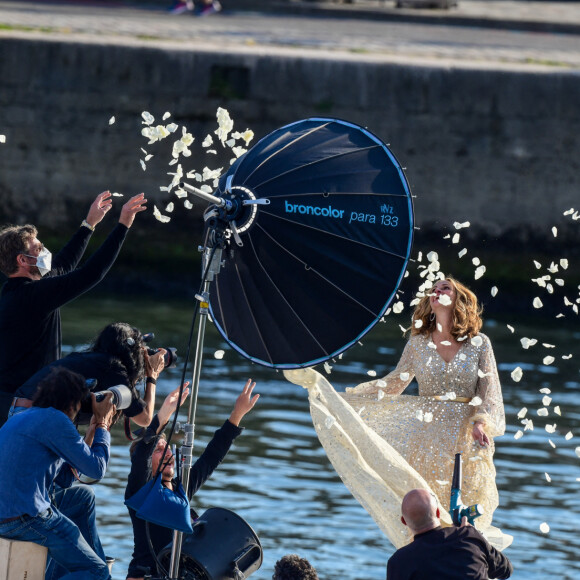 Semi-exclusif - L'actrice américaine Julia Roberts sur le tournage d'une publicité pour Lancôme sur la péniche Cachemire sur la Seine à Paris, France, le 17 septembre 2021. 