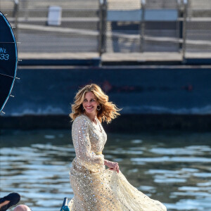 L'actrice américaine Julia Roberts sur le tournage d'une publicité pour Lancôme sur la péniche Cachemire sur la Seine à Paris, France, le 17 septembre 2021. 