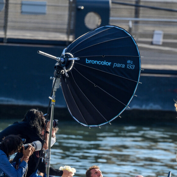 L'actrice américaine Julia Roberts sur le tournage d'une publicité pour Lancôme sur la péniche Cachemire sur la Seine à Paris, France, le 17 septembre 2021. 