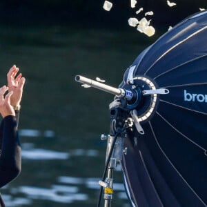 L'actrice américaine Julia Roberts sur le tournage d'une publicité pour Lancôme sur la péniche Cachemire sur la Seine à Paris, France, le 17 septembre 2021. 