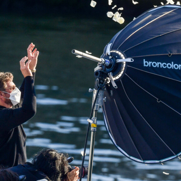 L'actrice américaine Julia Roberts sur le tournage d'une publicité pour Lancôme sur la péniche Cachemire sur la Seine à Paris, France, le 17 septembre 2021. 
