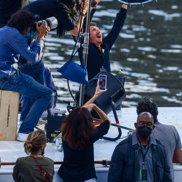 L'actrice américaine Julia Roberts sur le tournage d'une publicité pour Lancôme sur la péniche Cachemire sur la Seine à Paris, France, le 17 septembre 2021. 