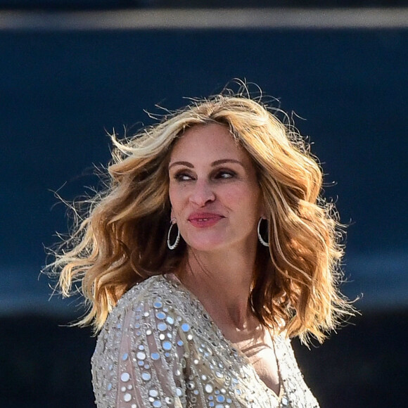 L'actrice américaine Julia Roberts sur le tournage d'une publicité pour Lancôme sur la péniche Cachemire sur la Seine à Paris, France, le 17 septembre 2021. 