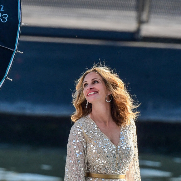 L'actrice américaine Julia Roberts sur le tournage d'une publicité pour Lancôme sur la péniche Cachemire sur la Seine à Paris, France, le 17 septembre 2021. 