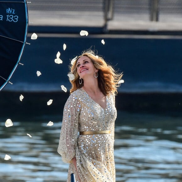 L'actrice américaine Julia Roberts sur le tournage d'une publicité pour Lancôme sur la péniche Cachemire sur la Seine à Paris, France, le 17 septembre 2021. 