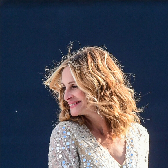 L'actrice américaine Julia Roberts sur le tournage d'une publicité pour Lancôme sur la péniche Cachemire sur la Seine à Paris, France, le 17 septembre 2021. 