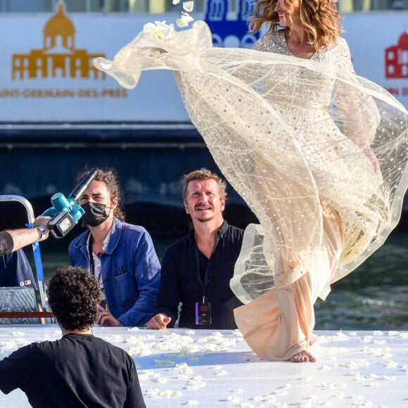 L'actrice américaine Julia Roberts sur le tournage d'une publicité pour Lancôme sur la péniche Cachemire sur la Seine à Paris, France, le 17 septembre 2021. 