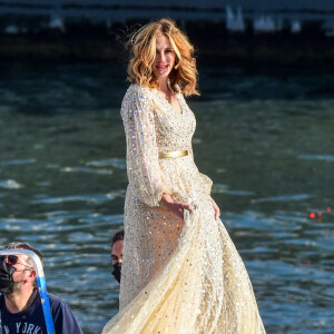 L'actrice américaine Julia Roberts sur le tournage d'une publicité pour Lancôme sur la péniche Cachemire sur la Seine à Paris, France, le 17 septembre 2021. 
