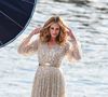 L'actrice américaine Julia Roberts sur le tournage d'une publicité pour Lancôme sur la péniche Cachemire sur la Seine à Paris.