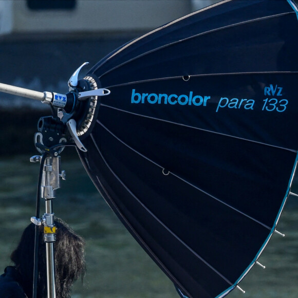 L'actrice américaine Julia Roberts sur le tournage d'une publicité pour Lancôme sur la péniche Cachemire sur la Seine à Paris, France, le 17 septembre 2021. 