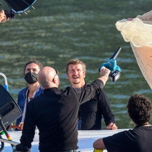 L'actrice américaine Julia Roberts sur le tournage d'une publicité pour Lancôme sur la péniche Cachemire sur la Seine à Paris, France, le 17 septembre 2021. 