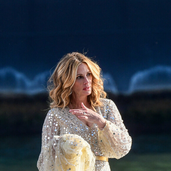 L'actrice américaine Julia Roberts sur le tournage d'une publicité pour Lancôme sur la péniche Cachemire sur la Seine à Paris, France, le 17 septembre 2021. 