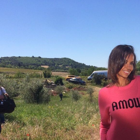 Karine Le Marchand sur le tournage de L'Amour est dans pré.