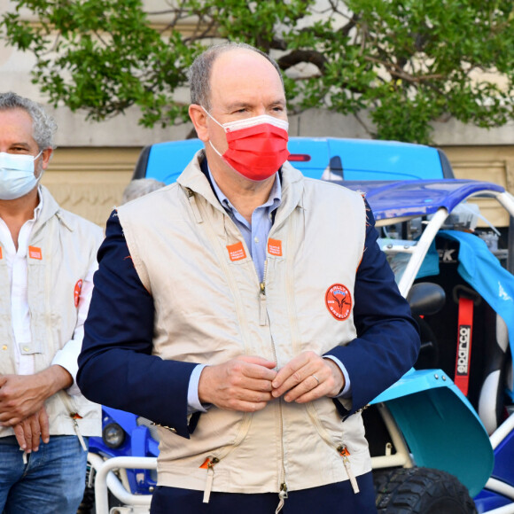 Exclusif - Le prince Albert II de Monaco et Dominique Serra - Départ à Monaco de la 30e édition du Rallye Aïcha des Gazelles du Maroc, catégorie E-Gazelle Vinci Immobilier. Le 18 septembre 2021. © Bruno Bebert/Bestimage