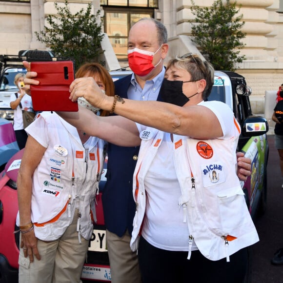 Exclusif - Le prince Albert II de Monaco - Départ à Monaco de la 30e édition du Rallye Aïcha des Gazelles du Maroc, catégorie E-Gazelle Vinci Immobilier. Le 18 septembre 2021. © Bruno Bebert/Bestimage