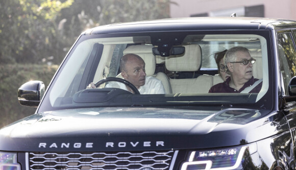 Le prince Andrew, duc d'York partage sa voiture avec son ex femme Sarah Ferguson, Calamity Fergie, pour rendre visite à la reine au Château de Balmoral le 7 septembre 2021. 