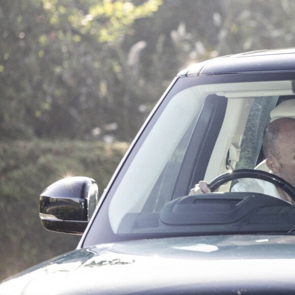 Le prince Andrew, duc d'York partage sa voiture avec son ex femme Sarah Ferguson, Calamity Fergie, pour rendre visite à la reine au Château de Balmoral le 7 septembre 2021. 