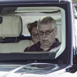 Le prince Andrew, duc d'York partage sa voiture avec son ex femme Sarah Ferguson, Calamity Fergie, pour rendre visite à la reine au Château de Balmoral le 7 septembre 2021. 