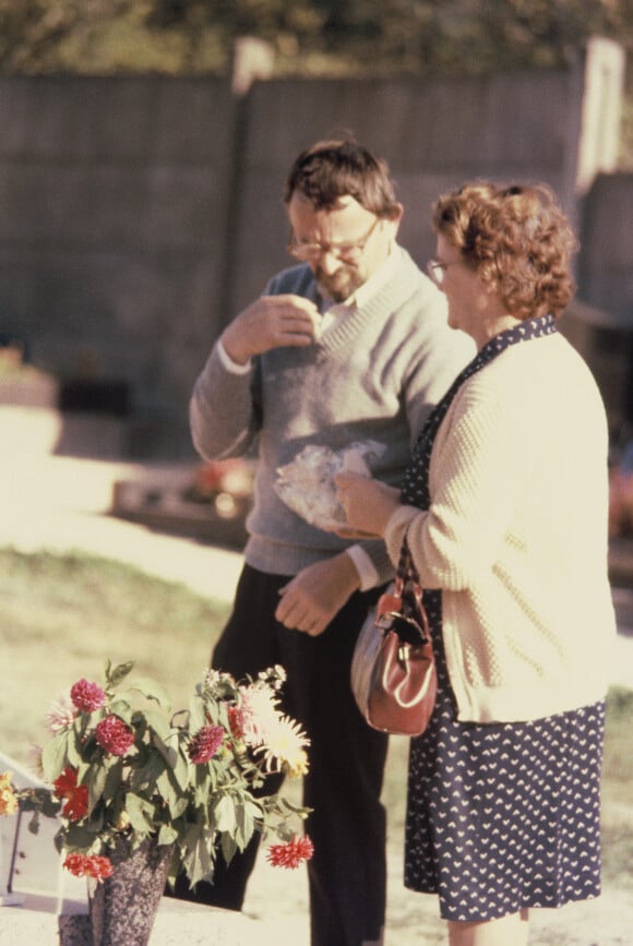 Monique et Albert Villemin (parents de Jean-Marie Villemin) se recueillent sur la tombe deleur petit-fils Grégory. Le 17 octobre 1985.