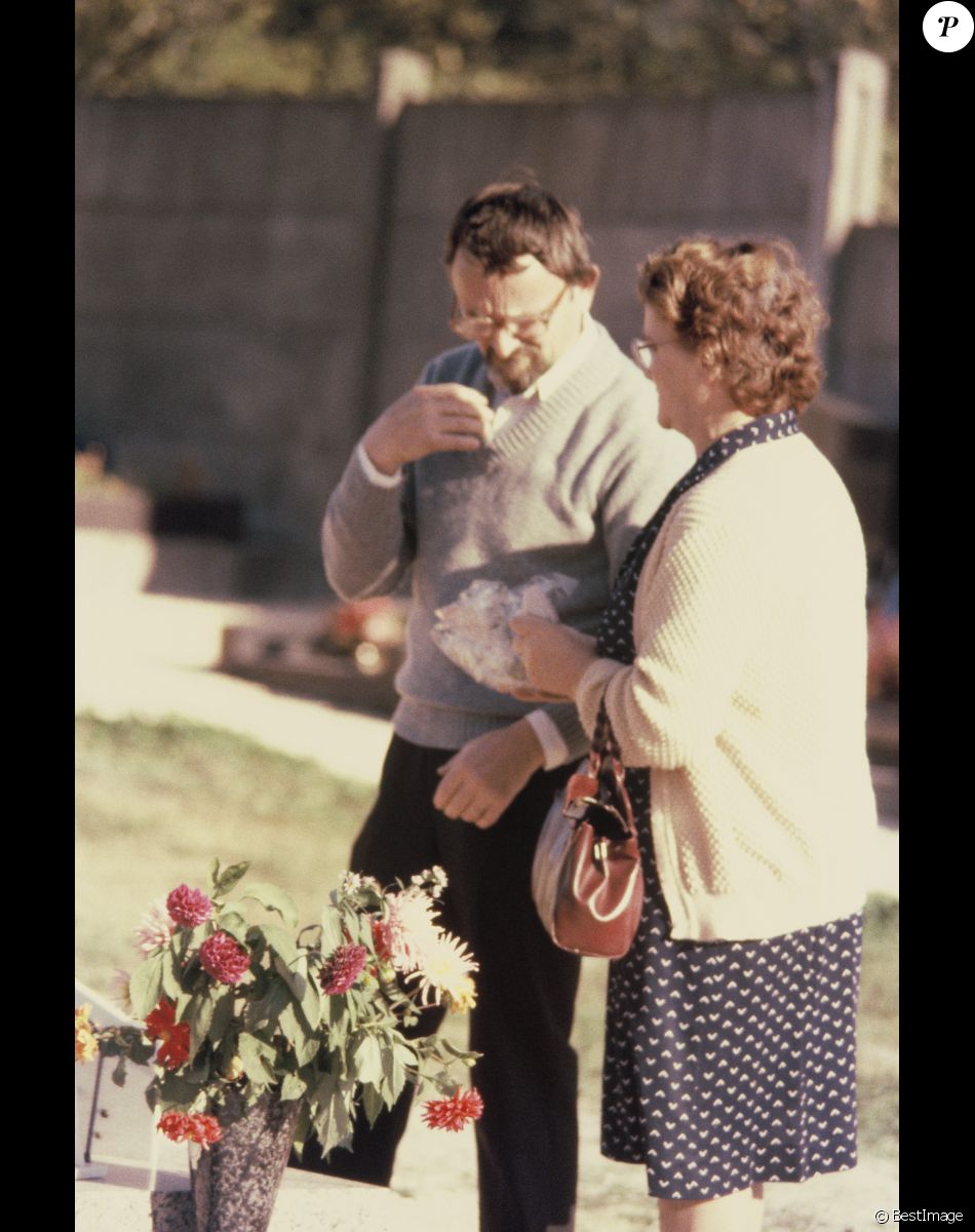 Monique et Albert Villemin (parents de Jean-Marie Villemin) se recueillent sur la tombe deleur petit-fils Grégory. Le 17 octobre 1985.