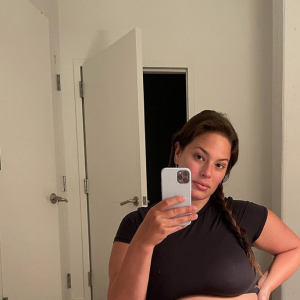 Ashley Graham, enceinte. Août 2021.