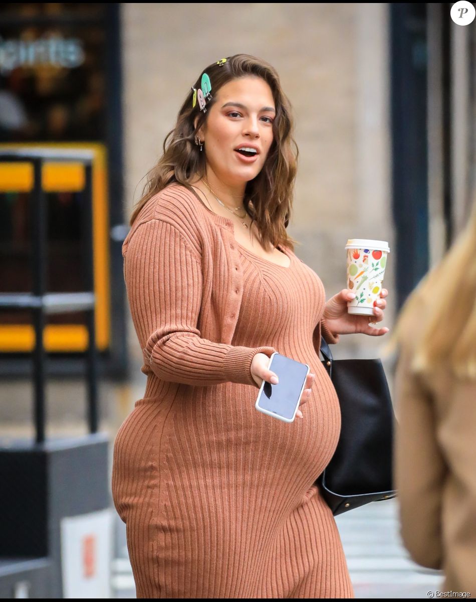 Exclusif - Ashley Graham enceinte, un café à la main, dans les rues de New York, le 18 novembre 2019.