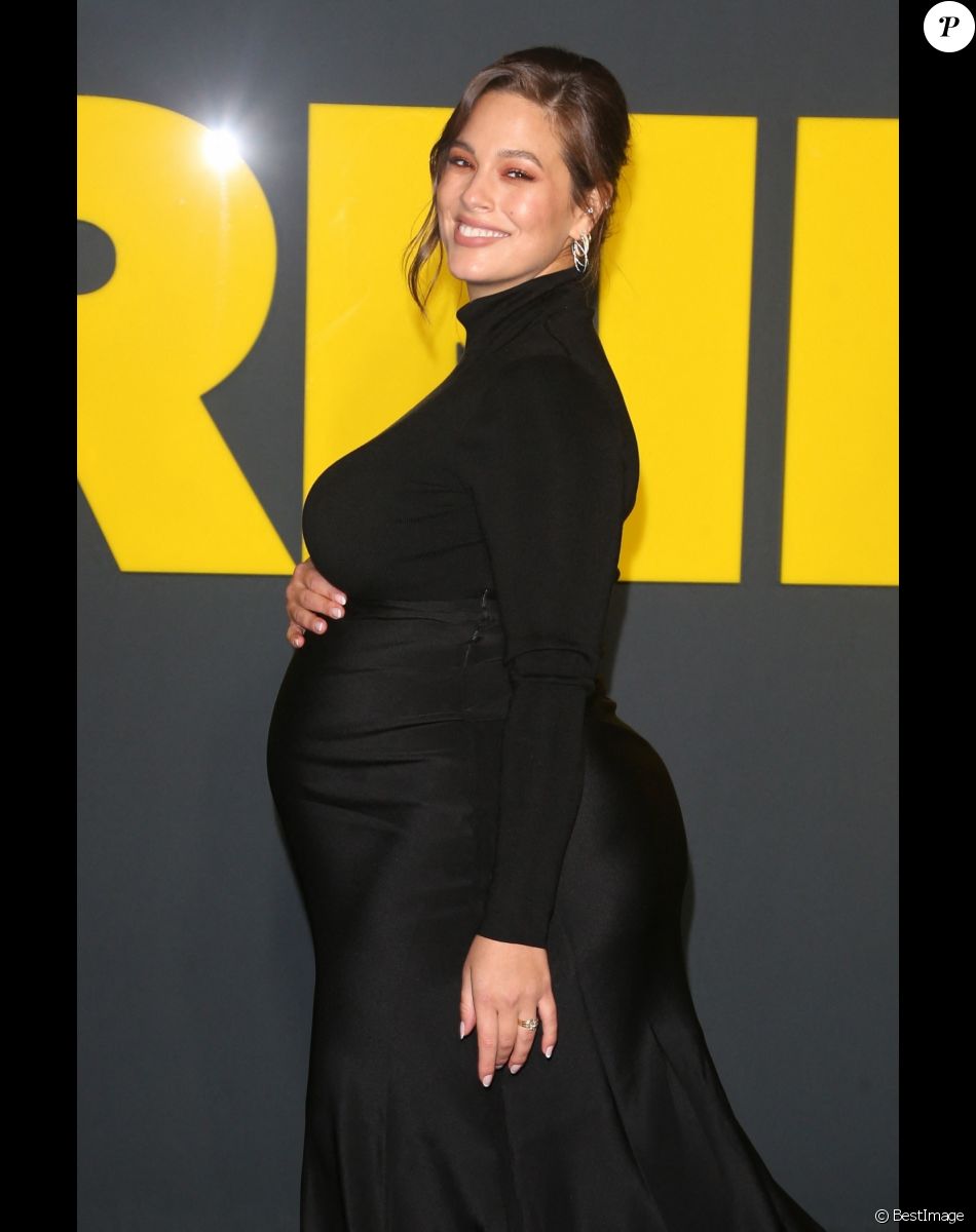 Ashley Graham, enceinte, à la première de la série d'Apple TV+ "The Morning Show" au Lincoln Center à New York, le 28 octobre 2019.
