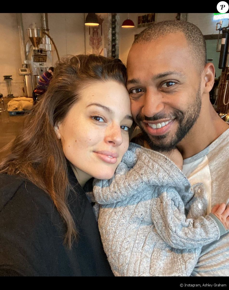 Ashley Graham, son mari Justin Ervin et leur fils Isaac. Mars 2020.