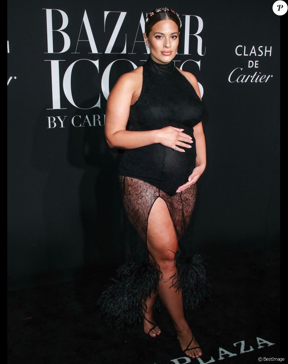 Ashley Graham, enceinte - Photocall de la soirée Harper's BAZAAR 2019 'ICONS By C.Roitfeld' lors de la Fashion Week de New York (NYFW), le 6 septembre 2019.