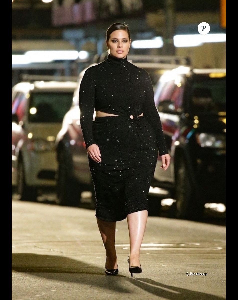 Ashley Graham défile pour Michael Kors dans la rue à Times Square. New York, le 8 avril 2021.
