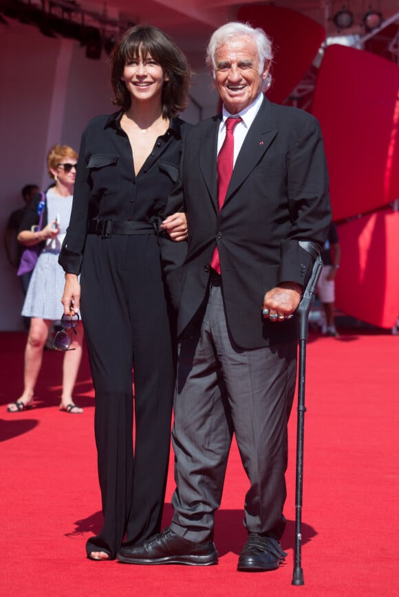 Jean-Paul Belmondo arrive au bras de Sophie Marceau sur le tapis rouge du 73e Festival du Film de Venise, la Mostra. Le 8 septembre 2016.