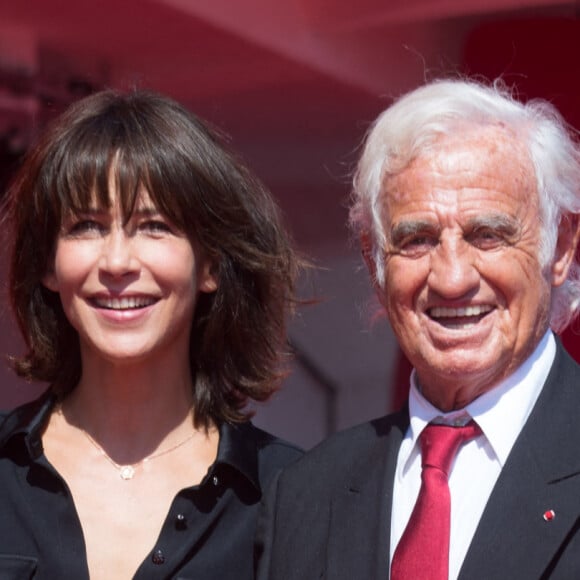 Jean-Paul Belmondo arrive au bras de Sophie Marceau sur le tapis rouge du 73e Festival du Film de Venise, la Mostra. Le 8 septembre 2016.