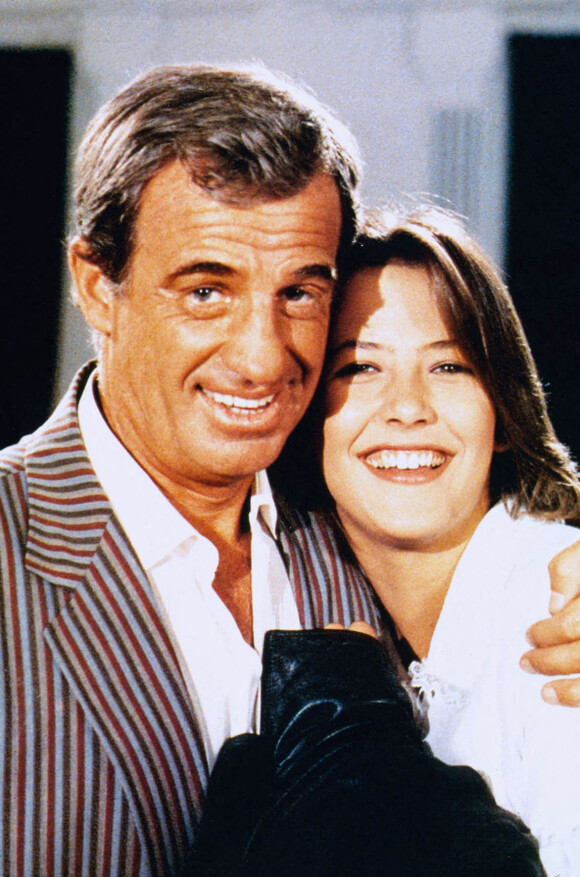 Archives - Sophie Marceau et Jean-Paul Belmondo sur le tournage du film "Joyeuses Pâques". 1984.