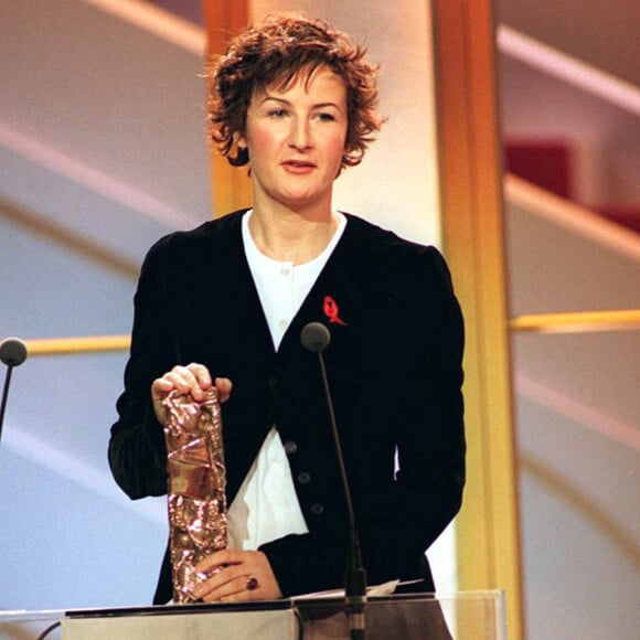 Valérie Lemercier reçoit un César pour son rôle dans "Les Visiteurs".