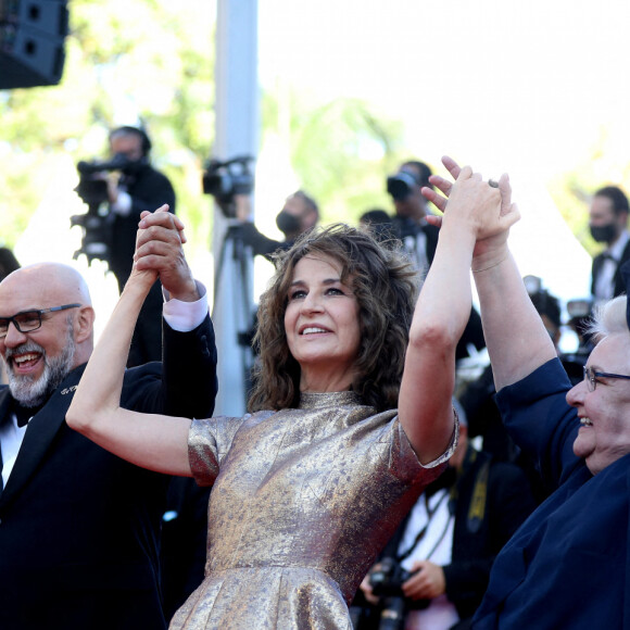 Pascale Desrochers, Sylvain Marcel, Valérie Lemercier, Danielle Fichaud, Roc Lafortune - Montée des marches du film "Aline" lors du 74e Festival de Cannes. Le 13 juillet 2021. © Borde-Jacovides-Moreau / Bestimage