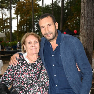 Exclusif - Zinedine Soualem et sa mère - 5ème édition du Trophée "Ne perdez pas la boule", en faveur de la recherche sur la maladie d'Alzheimer au Boulodrome de la Boule du lac Saint James à Paris dans le cadre de la Journée mondiale de la maladie d'Alzheimer le 16 septembre 2021. © Coadic Guirec/Bestimage