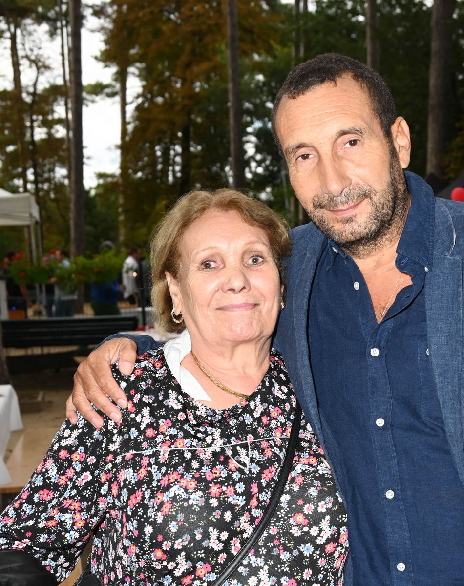 Exclusif - Zinedine Soualem et sa mère - 5ème édition du Trophée "Ne perdez pas la boule", en faveur de la recherche sur la maladie d'Alzheimer au Boulodrome de la Boule du lac Saint James à Paris dans le cadre de la Journée mondiale de la maladie d'Alzheimer le 16 septembre 2021. © Coadic Guirec/Bestimage