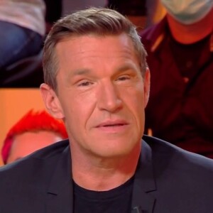 Cyril Hanouna questionne Benjamin Castaldi sur son opération des yeux.