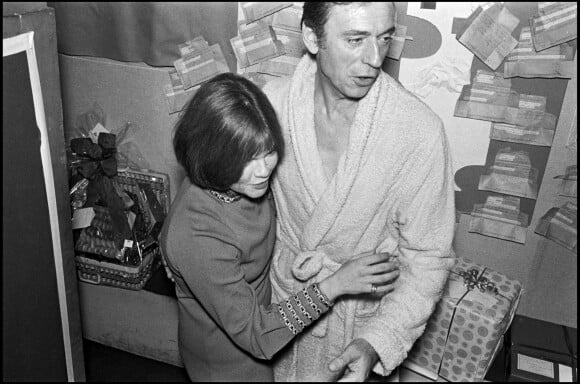 Archives - Yves Montand et sa fille adoptive Catherine Allégret dans sa loge de L'Olympia. 1968.