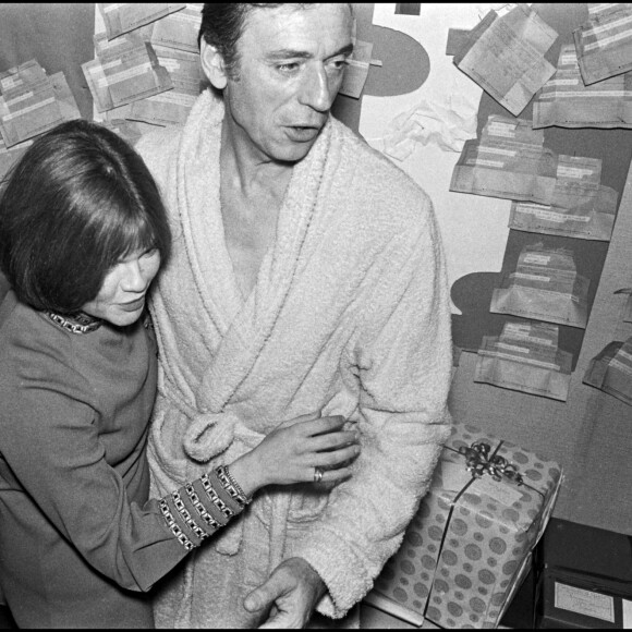 Archives - Yves Montand et sa fille adoptive Catherine Allégret dans sa loge de L'Olympia. 1968.