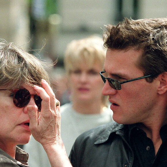 Benjamin Castaldi et sa mère Catherine Allégret - Enterrement d'Yves Robert à Paris.