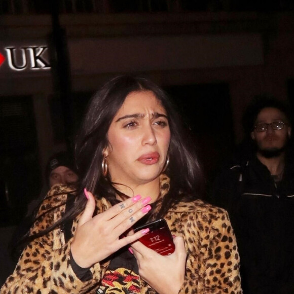 Lourdes Leon, vêtue d'un manteau léopard, arrive à la soirée "Love Magazine" avec des amis lors de la "London Fashion Week", le 17 février 2020.